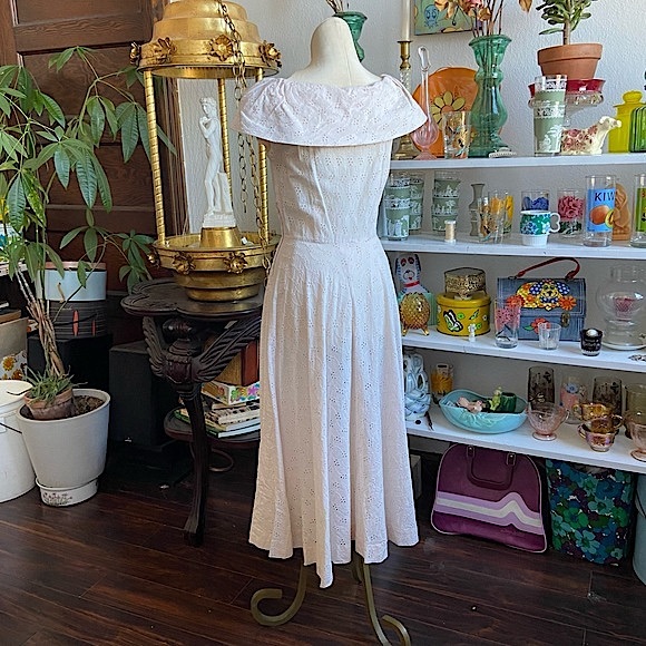 1950s Eyelet Embroidered, Cream Cotton Day Dress - Picture 3 of 5